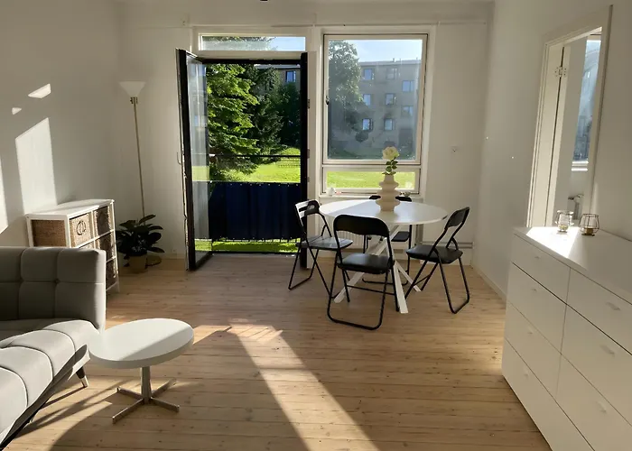 Lejlighed Charming With Easy Access To *